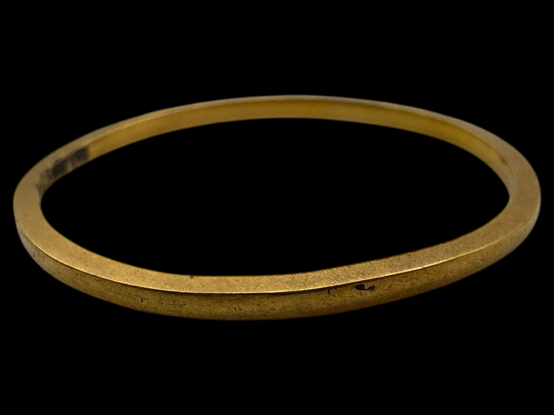 22ct gold thin wedding band, two 9ct gold onyx signet ring and a 9ct gold chain, all hallmarked
