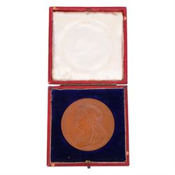 Queen Victoria 1897 bronze commemorative medallion, in tooled red case with gilt detailing