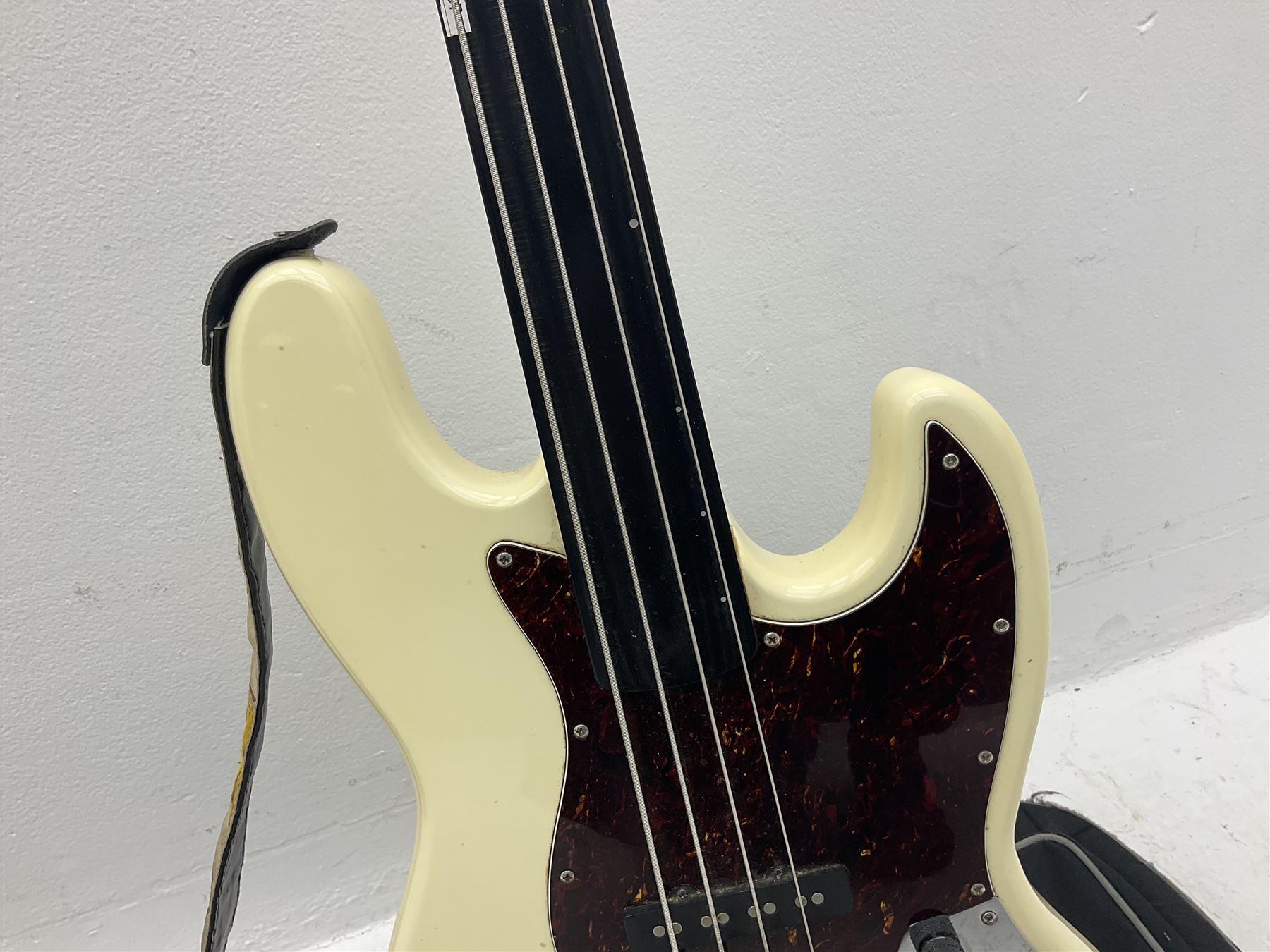 Hohner Professional J Bass F1 four-string fretless electric bass guitar, serial no.C206482 L116cm; in soft carrying case