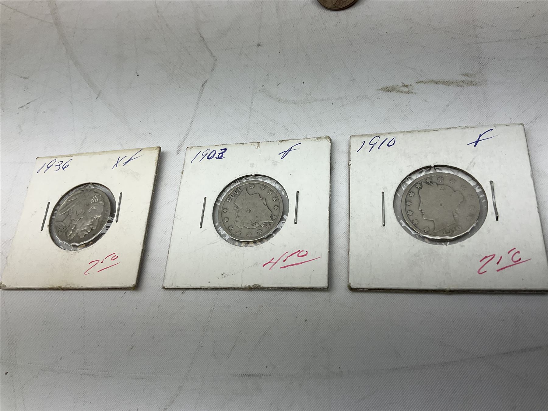 Mostly United States of America coinage, including 1828 one cent, buffalo nickels, various half dollar and dollar coins etc