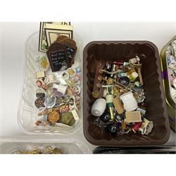 Collection of miniature dolls house pub accessories including wine bottles and glasses, together with miniature dolls house cafe food and accessories, plates, vases and wired and non-wired lighting including table lamps and ceiling lights 