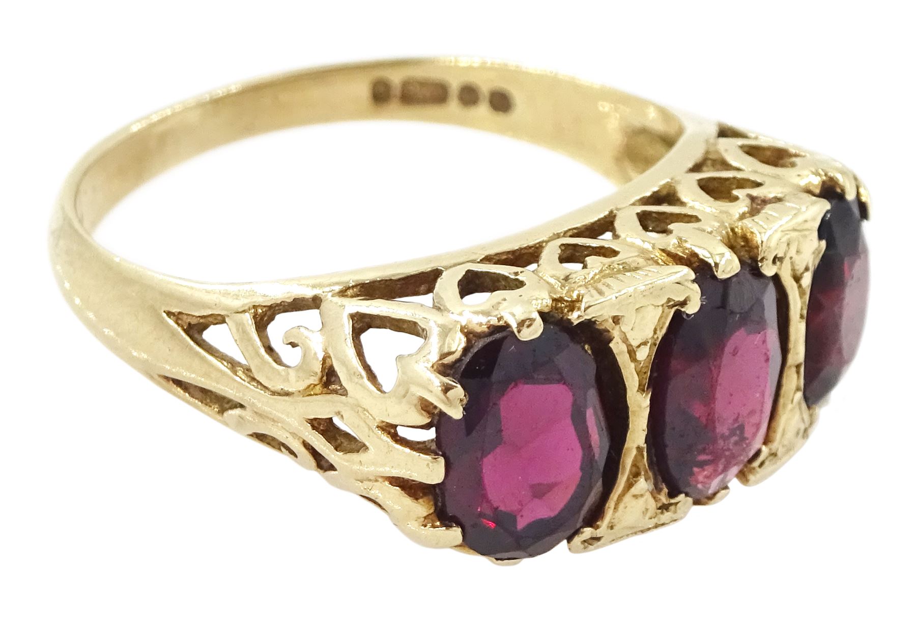 9ct gold ring, set with three oval cut garnets, London 1971