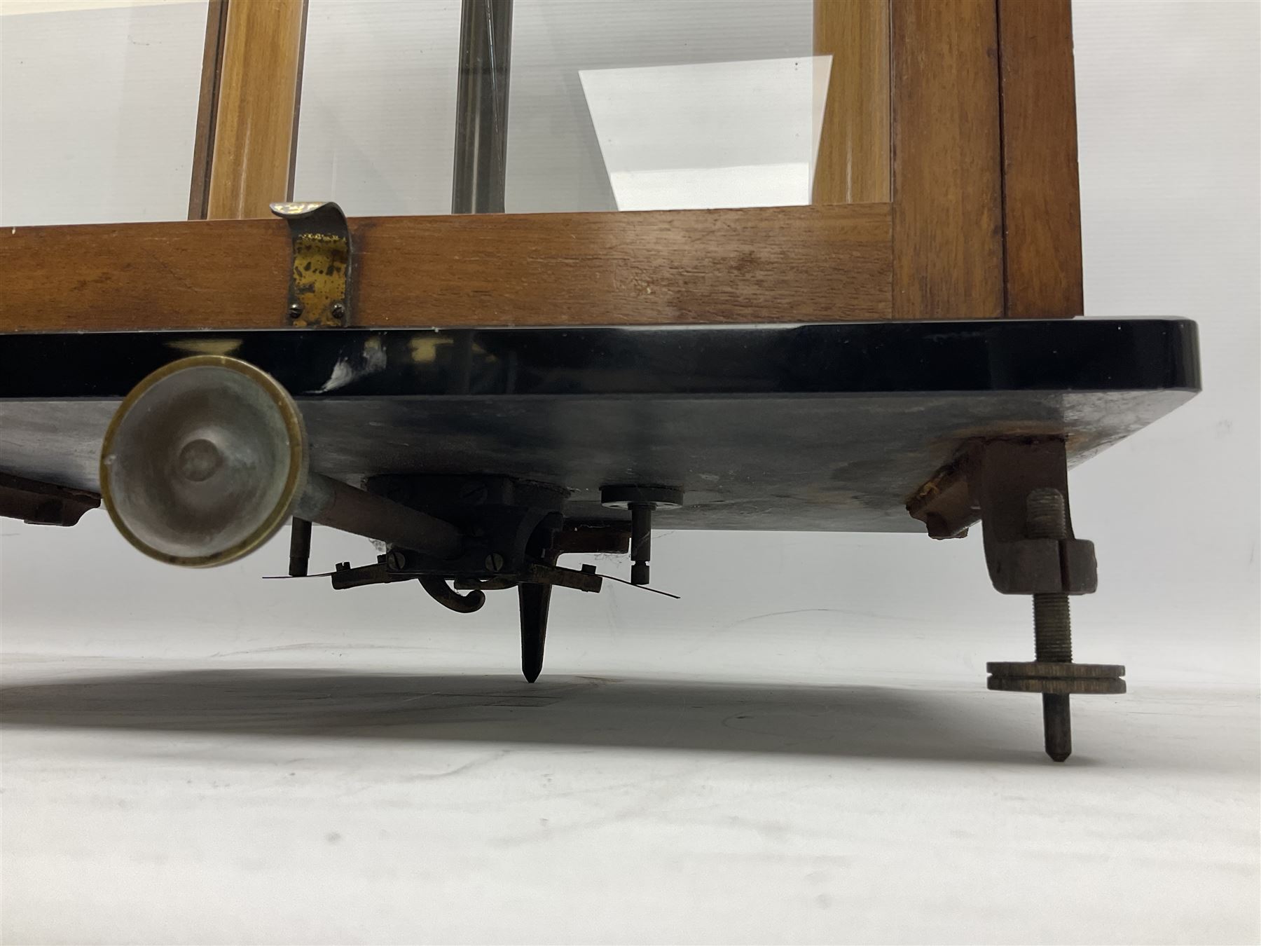 Set of laboratory balance scales by Reynolds & Branson of Leeds in fully glazed mahogany case with rise-and-fall front door, black vitrolite base with brass feet and hand cranked action L40cm H51.5cm D30cm; and bakelite cased set of brass weights