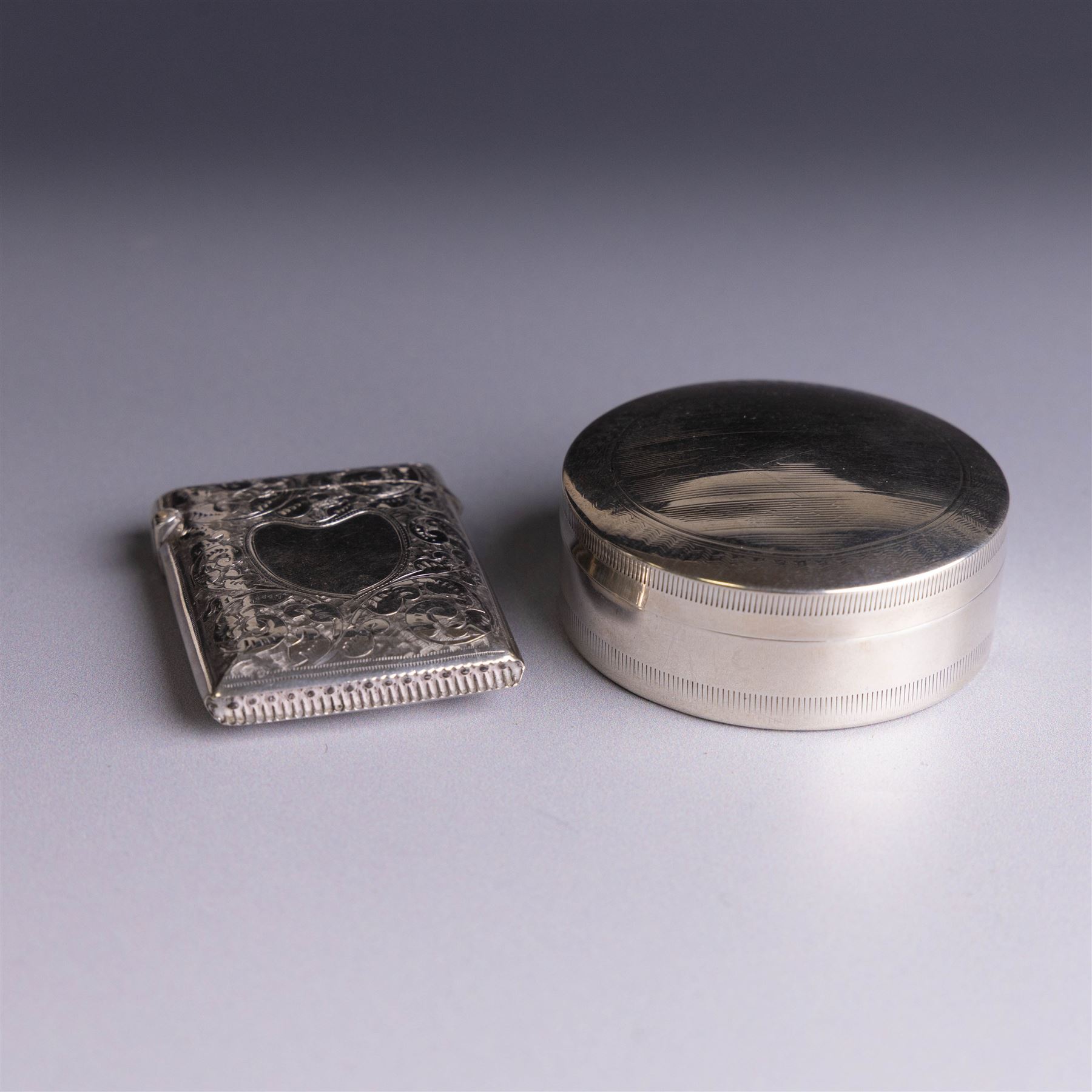 1920s silver lidded box, of circular form with engine turned decoration, hallmarked Stokes & Ireland Ltd, Chester 1920, together with a pair of Victorian silver sugar nips, hallmarked George Unite, Birmingham 1870, and a Victorian silver vesta case, box D5.5cm