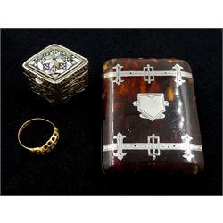 Edwardian 18ct gold five stone diamond ring, Birmingham 1908, Victorian tortoise shell and silver inlay pin case and a silver and mother of pearl inlay pill box