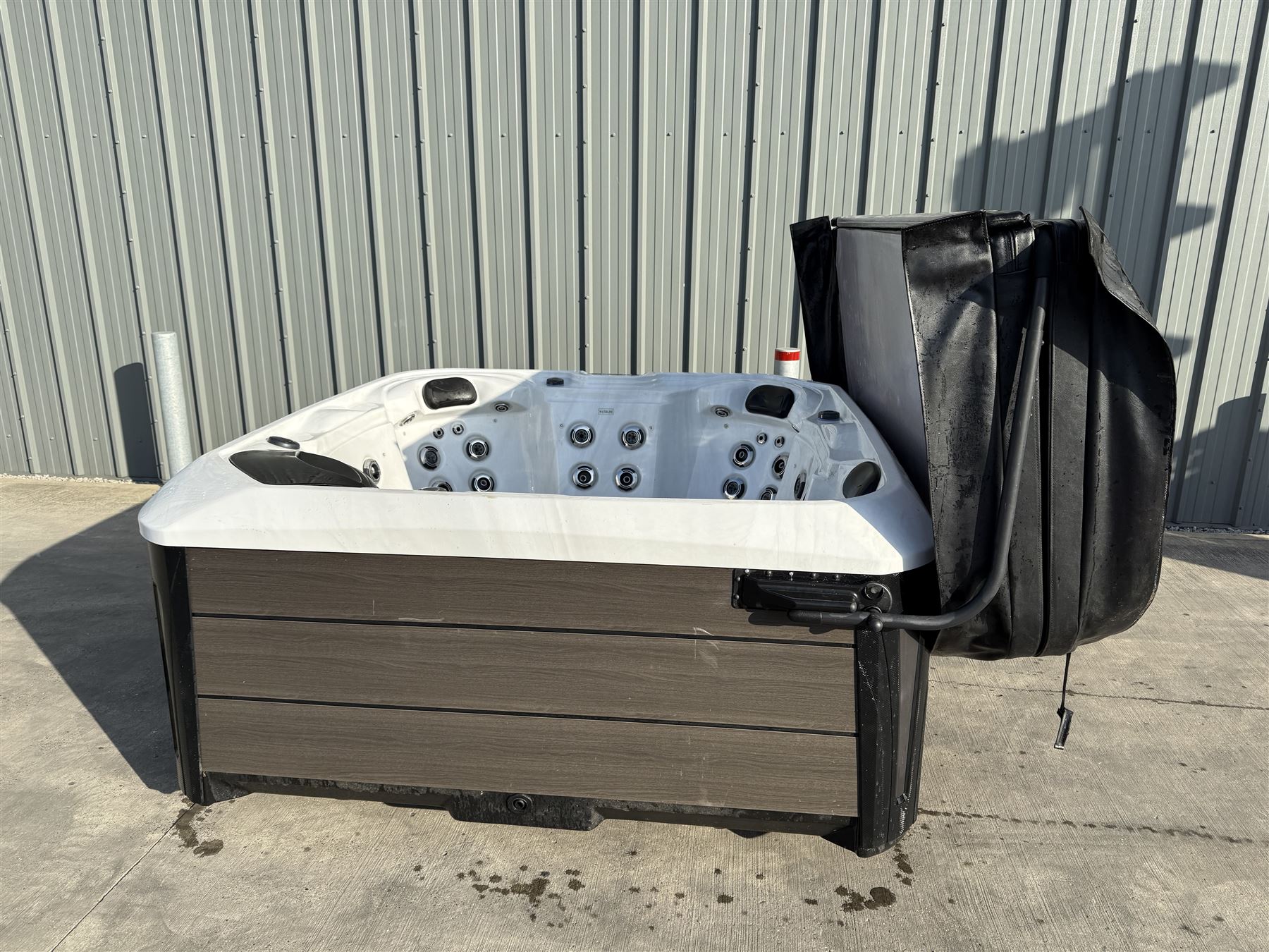 Platinum Spas Santorini 846A 6 person hot tub, with five seats and a lounger,  52 multiple jets, 7.3kw, 32 Amp, with hinged cover in full working order.

https://e.issuu.com/embed.html?backgroundColor=%23000000&d=platinum_brochure_uk_2023_v5_lr&hideIssuuLogo=true&hideShareButton=true&u=superiorwellness