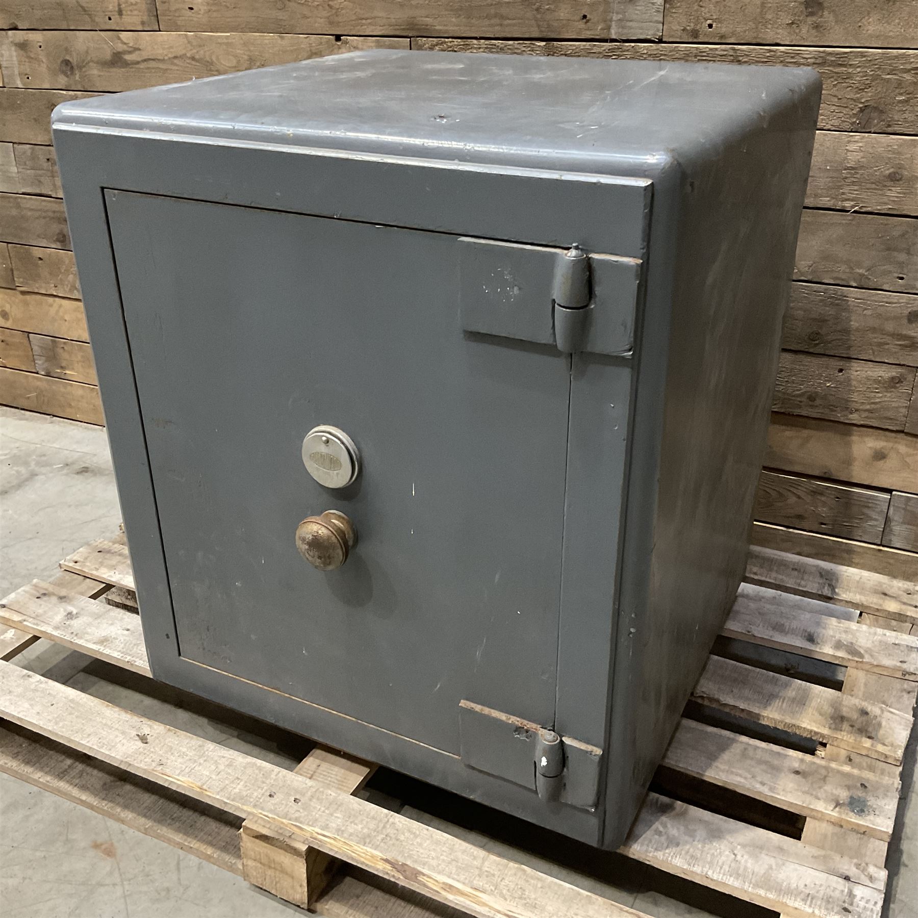 Chatwood cast iron safe with keys