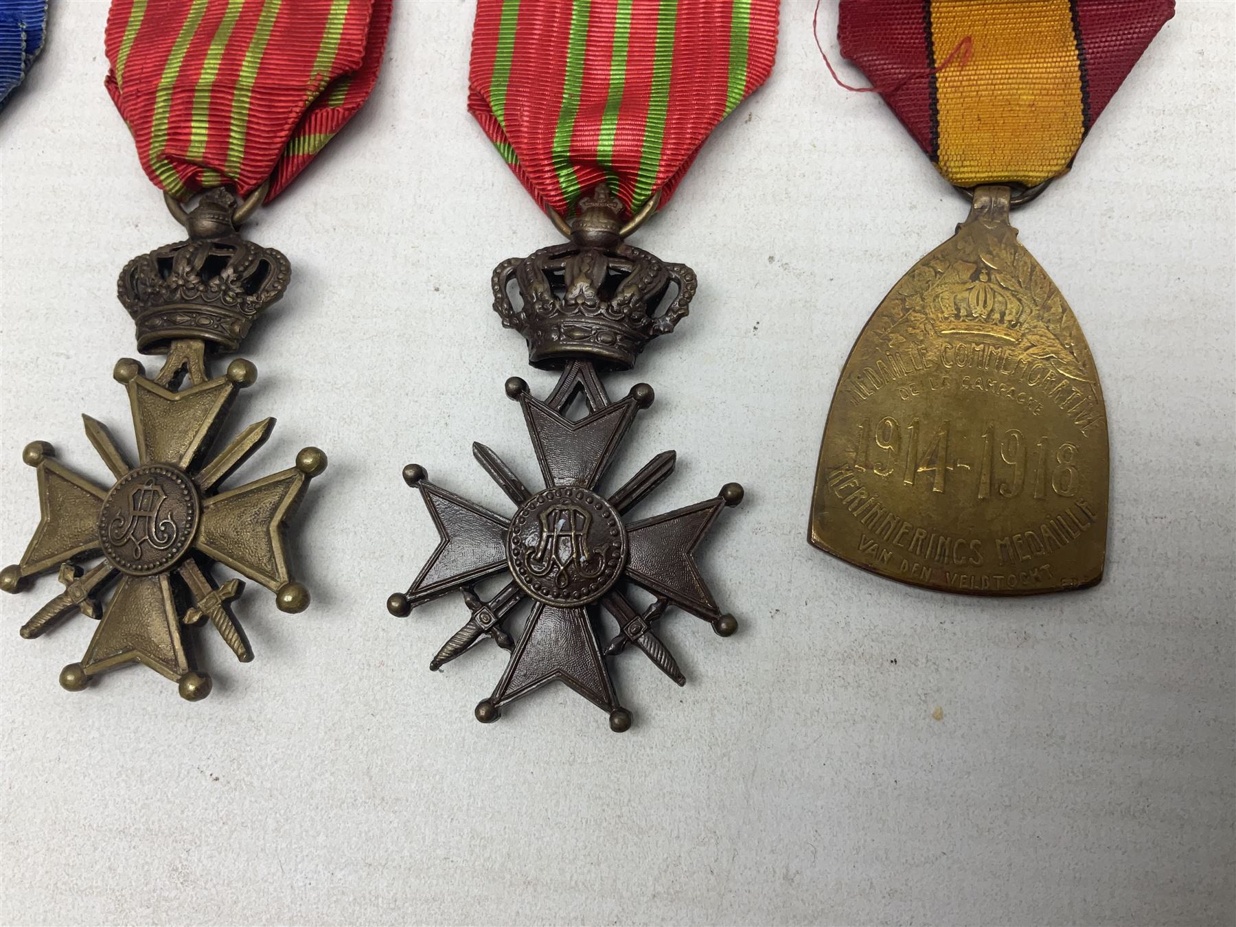Five WW1 Belgian medals - two Croix-De-Guerre, one with MID leaves, L'Union Fait La Force, Herinnerings 1914-18 Commemorative medal and Victory Medal; all with ribbons