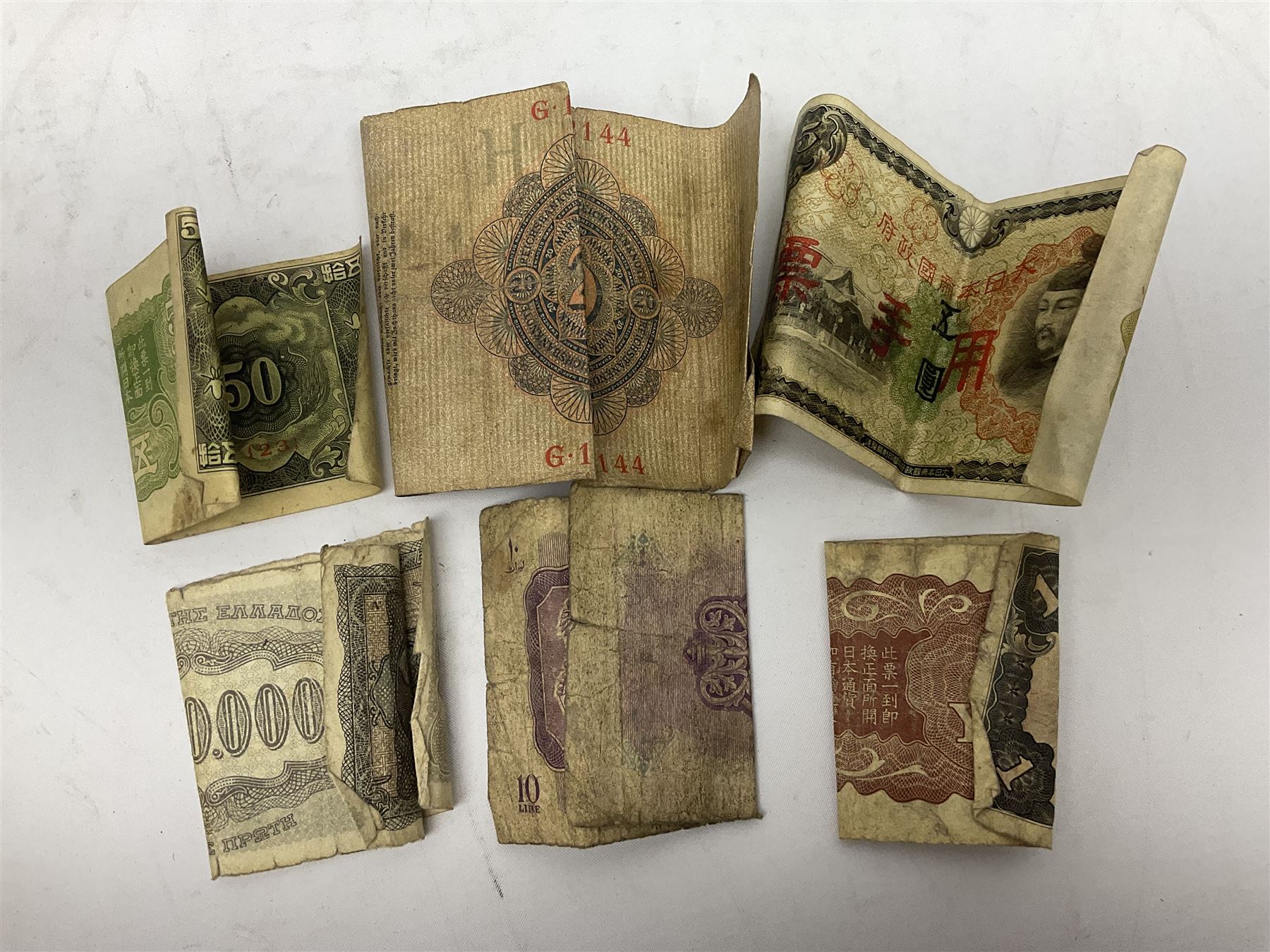 Great British and World coins and banknotes, including United Kingdom 1985 brilliant uncirculated coin collection, two 1995 brilliant uncirculated two pound coins in card folders, commemorative crowns, King George VI 1951 Festival of Britain crowns in card cases, United States of America 1964 Kennedy half dollar, two Switzerland 1966 five franc coins, five German 1972 commemorative coins, Euro banknotes, Bank of England Somerset one pound 'DU27', Japanese banknotes etc