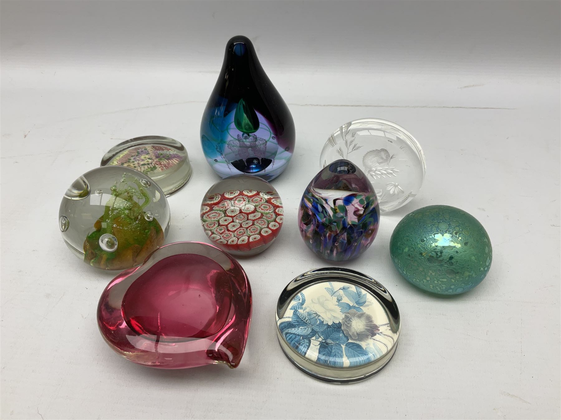 Quantity of glassware to include Mats Jonasson colour wolf paperweight, Murano dolphin and flamingo figures, Caithness Dignity and Tango paperweights, set of six Edinburgh Crystal glass tumblers, art glass dish etc
