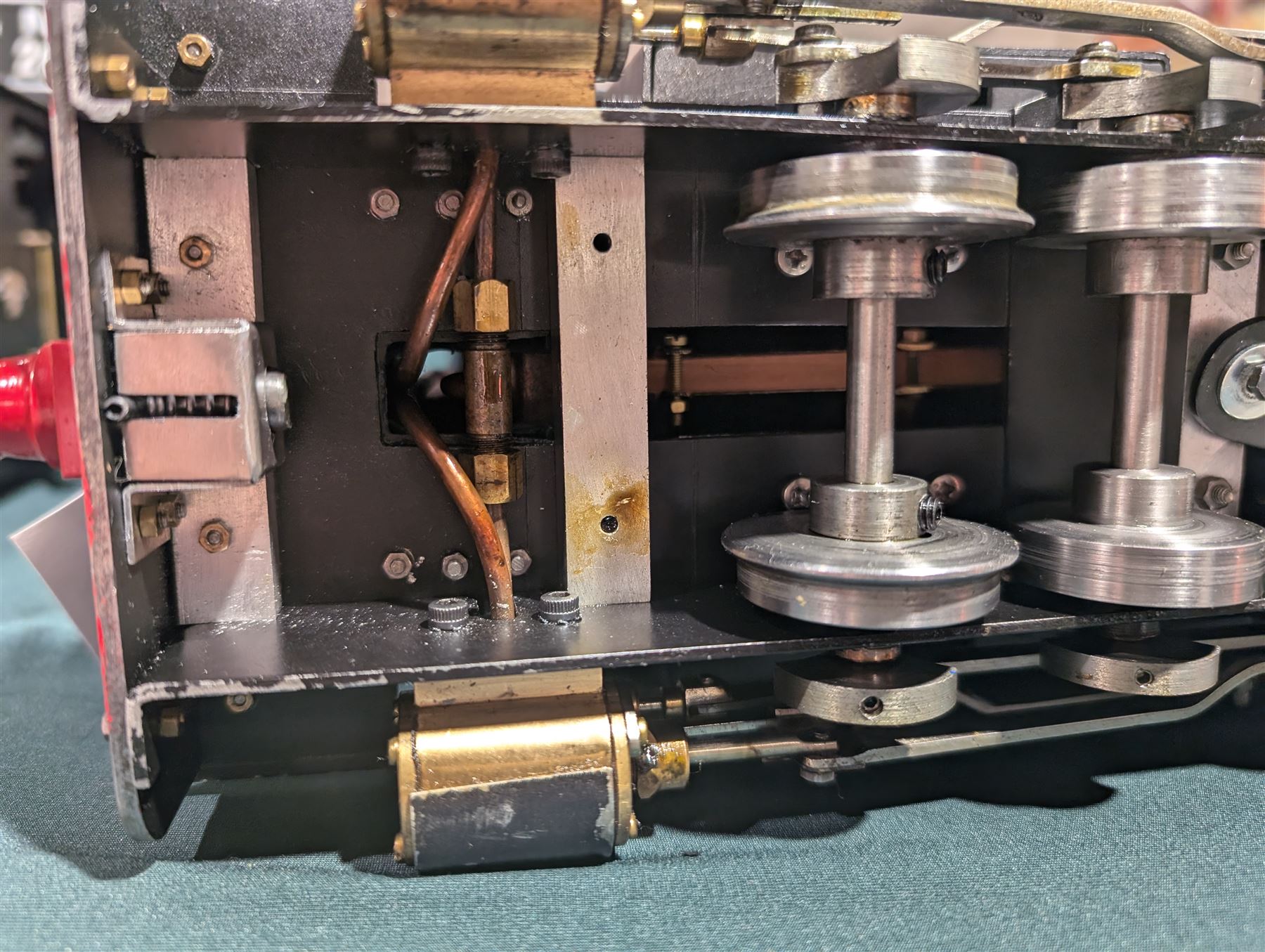 Roundhouse Gauge 1 live steam 0-6-2 tank locomotive, with two serial numbers Roundhouse 200308C and Roundhouse 270308F, in black livery 