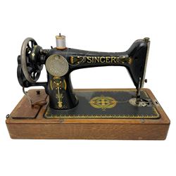 Singer sewing machine F9898270 in oak case 