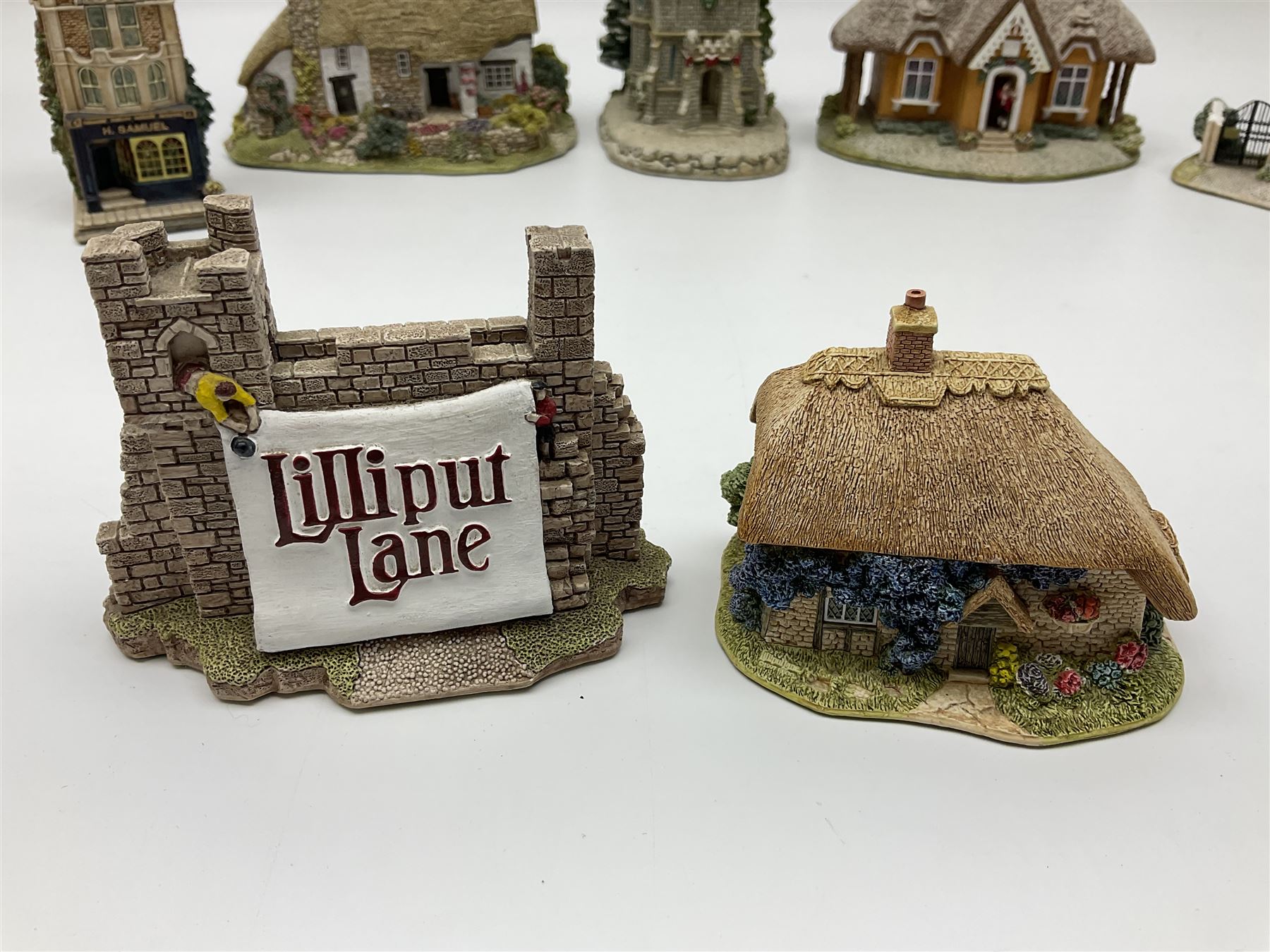 Fourteen Lilliput lane models, to include Eriskay Croft, Little Smithy, Gulliver's Gate, Kerry Lodge, Eamont Lodge etc, all with original boxes and some with deeds (14) 