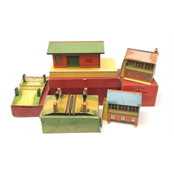 Hornby '0' gauge - No.1 Goods Platform, No.1 Level Crossing, No.2 Signal Cabin and No.E1E Level Crossing (Electrical), all boxed; and unboxed No.2 Signal Cabin with electric light (5)