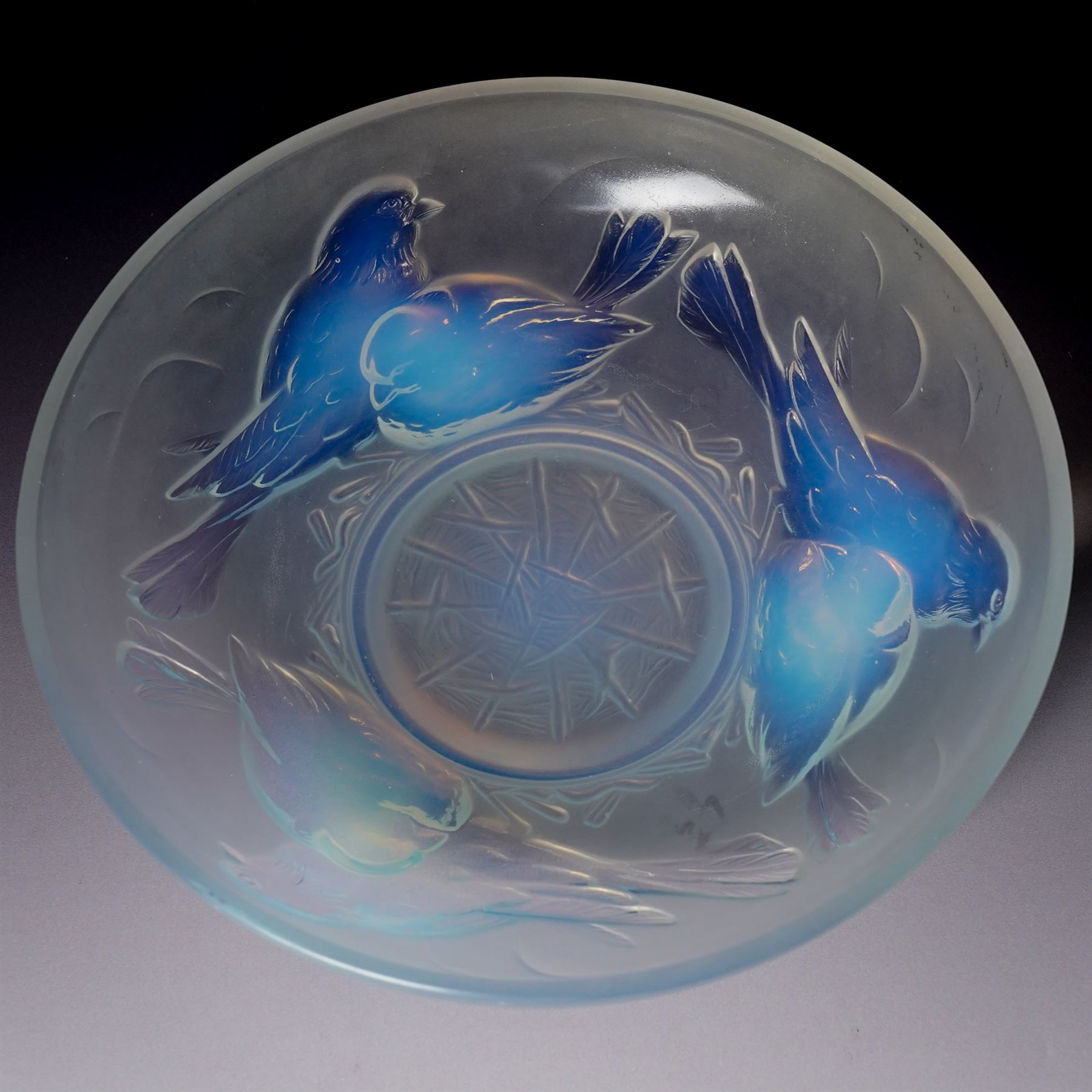 Ezan France - Art Deco 1930s opalescent pressed glass bowl depicting nesting birds, D25cm 