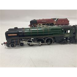 Hornby ‘00’ gauge - four steam locomotives comprising Britannia Class ‘Britannia’ 4-6-2 no.70000 in BR green; Britannia Class ‘Oliver Cromwell’ 4-6-2 no.70013 in BR green; Princess Class 4-6-2 no.6201 in LMS crimson; Coronation Class ‘Duchess of Sutherland’ 4-6-2 no.6233 in LMS crimson; one further tender (5) 