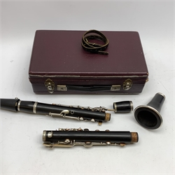 Oskar Oehler Berlin five-piece blackwood clarinet in fitted hard carrying case