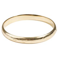 14ct gold hinged bangle with engraved decoration