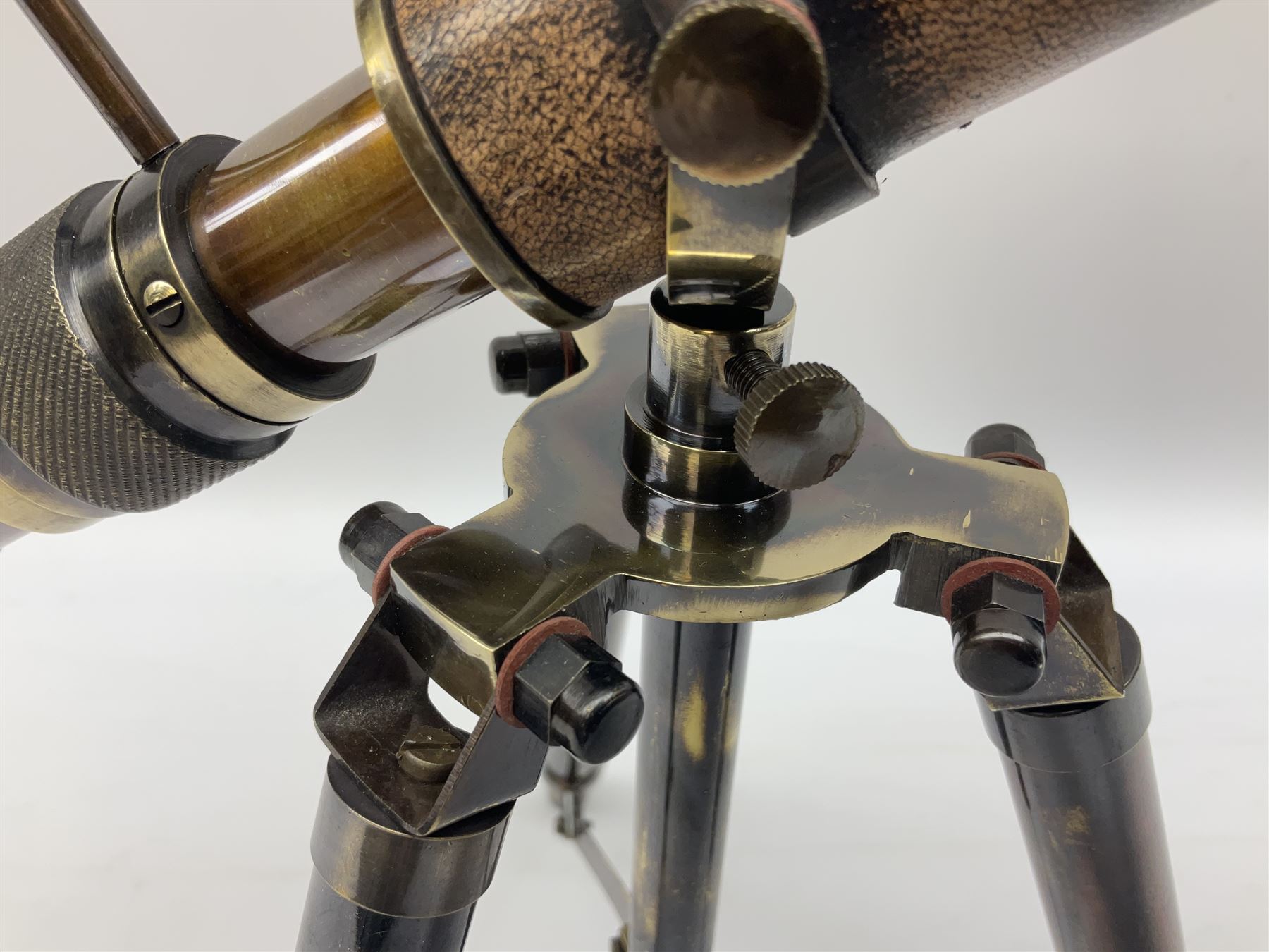 Reproduction brasses telescope on tripod stand with plaque detailed ‘Kelvin & Hughes London 1917’, H33cm