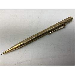 9ct gold propelling pencil with engine turned decoration and vacant cartouche, by S J Rose & Son, stamped 375, L12cm, together with a Parker 12ct rolled gold fountain pen, and two rose gold engine turned propelling pencils to include a rose gold example