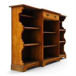 Early 20th century mahogany breakfront open bookcase, the shaped rectangular top with moulded edge, fitted with single frieze drawer over to open shelves, flanked by two shelves to each side with shaped uprights, on bracket feet