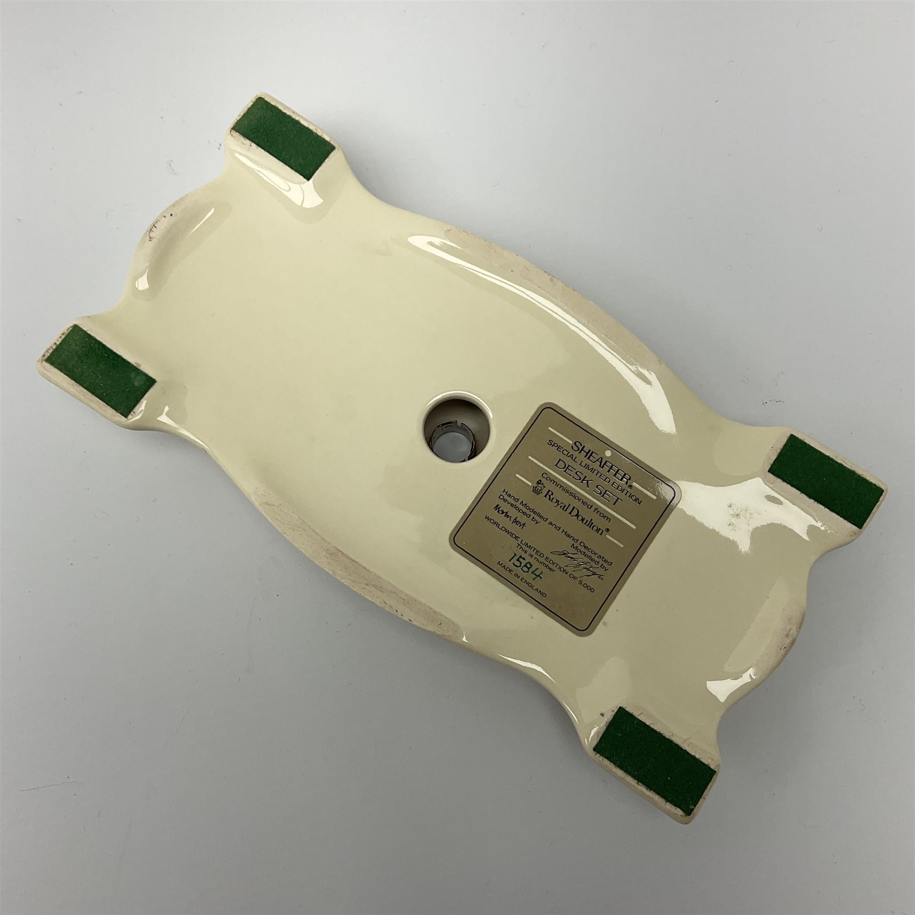 A limited edition Royal Doulton Sheaffer desk set, 1584/5000, with 14K gold nib pen, L21cm. 