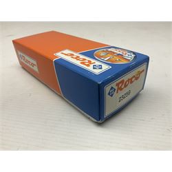 Roco 'N' gauge - 23259 BR 290 German Diesel locomotive and 25307 flat wagon with two containers; both boxed; and two Arnold 'N' gauge passenger coaches Nos.3202 and 3825; both boxed (4)