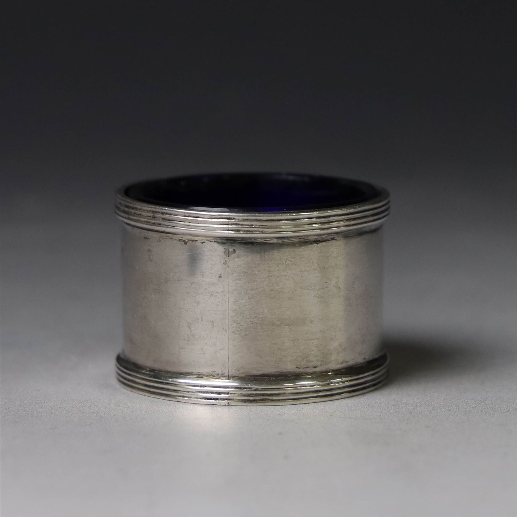 1920s silver two piece cruet set, comprising mustard pot and open salt, of plain cylindrical form, hallmarked Charles S Green & Co Ltd, Birmingham 1927, mustard pot H4cm