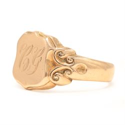 Edwardian 9ct rose gold signet ring, the shield head engraved with initials C G, with scroll design shoulders, Chester  1909