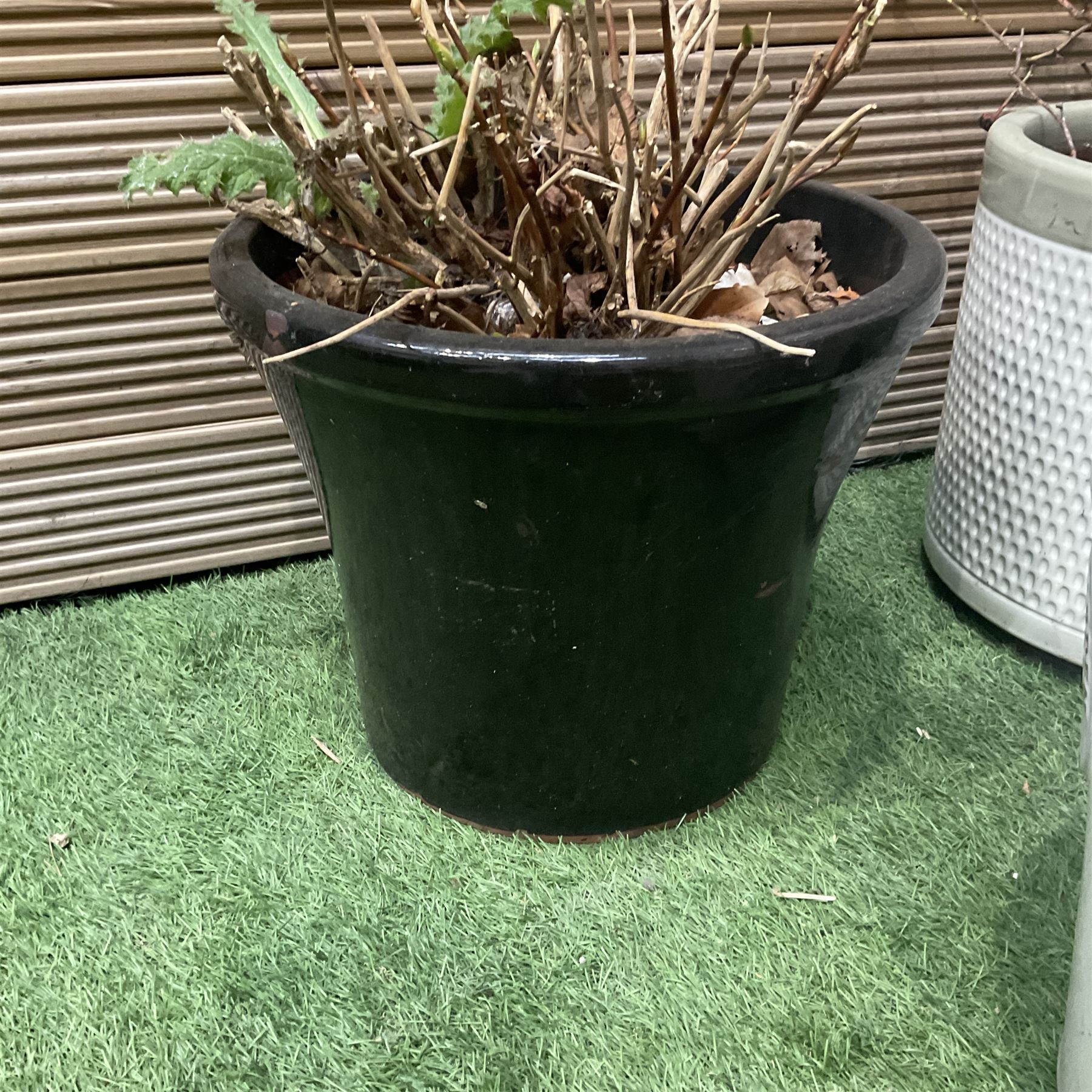 Set of six garden planter pots  - THIS LOT IS TO BE COLLECTED BY APPOINTMENT FROM DUGGLEBY STORAGE, GREAT HILL, EASTFIELD, SCARBOROUGH, YO11 3TX