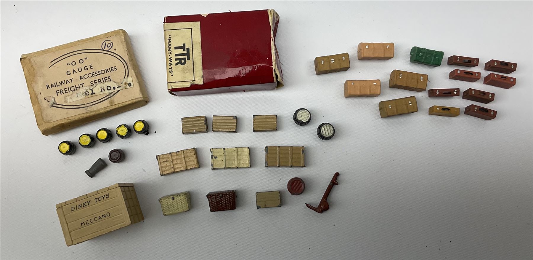 Hornby Dublo/Dinky etc - quantity of accessories including two blister packed 5037 Lineside Notices; Urinal; Book Kiosk; Coal Store; Destination Board/Seat; twelve road signs/traffic lights; ten advertising hoardings; boxed gradient and mile posts; boxed 1575 Lighting Kit; trackside signs, assorted luggage etc