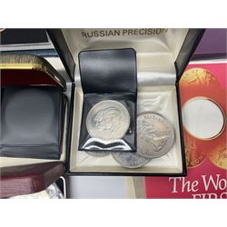 The Royal Mint United Kingdom 1983 proof coin collection in blue folder with certificate, 1983 uncirculated coin collection, two 1987 brilliant uncirculated coin collections, commemorative crowns etc