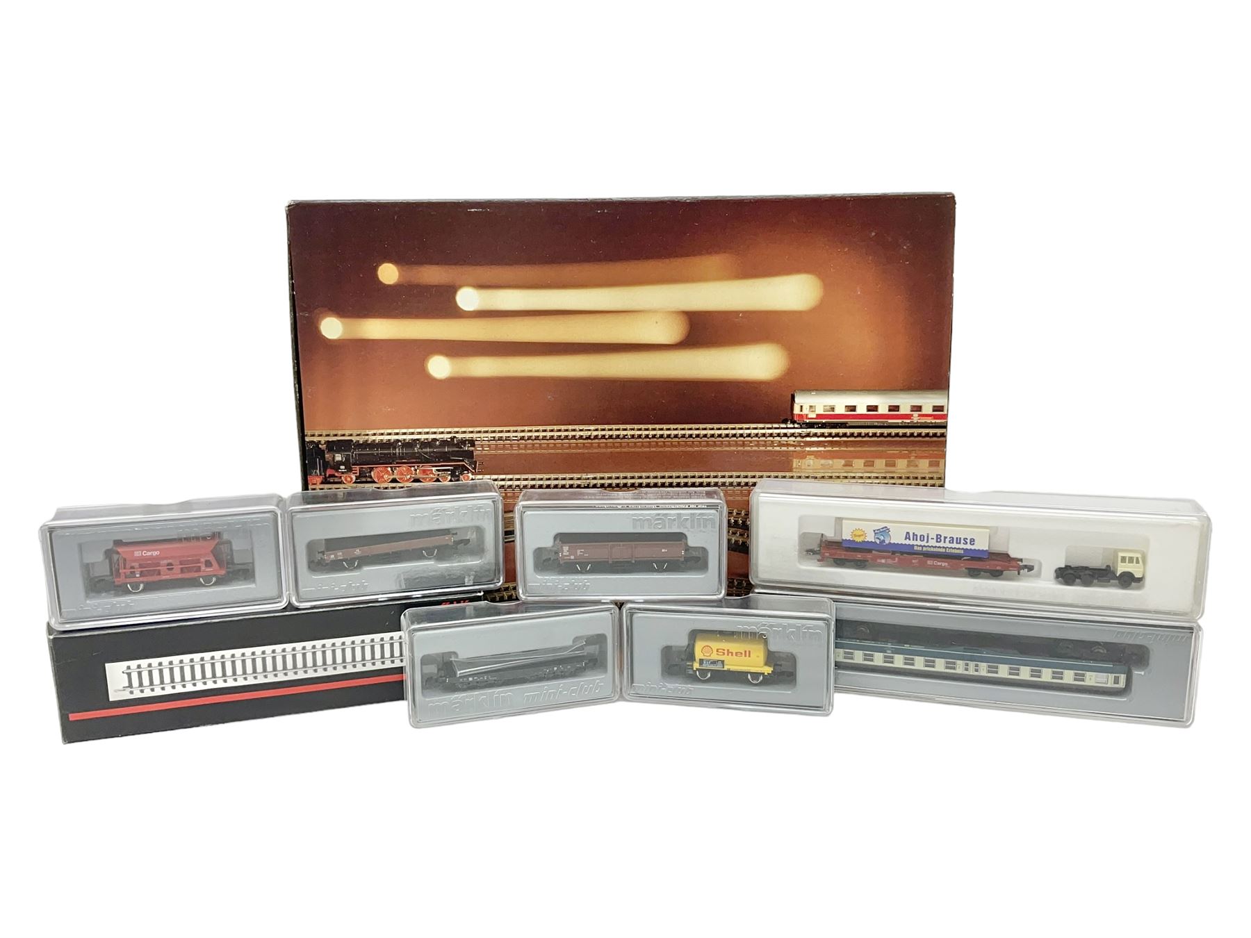 Marklin 'Z' gauge Mini-Club - Track Set-T1; part box No.8500 track; six goods wagons Nos.8610, 8611, 8622, 82271, 82351 & 82373; and a passenger coaches No.87335; all boxed (9)