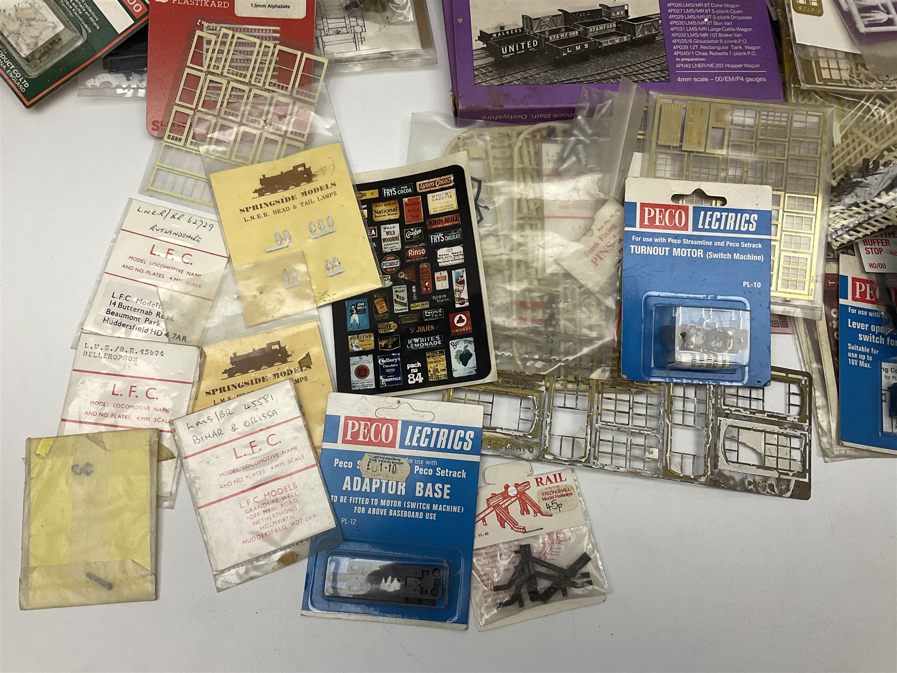 '00' gauge layout accessories - Langley Miniatures Footbridge kit, wagon kits by Nu-Cast, Colin Ashby, Slaters etc, layout chippings, fencing, sprues of figures and accessories, switches and motors, Peco Lectrics, name plates, transfers etc; most boxed or packaged