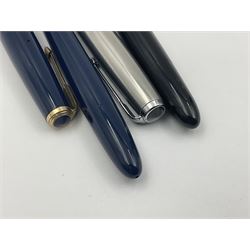 Four Parker fountain pens, comprising Junior Duofold with blue barrel and cap with single band and gold 14k 10 nib, Duofold with black barrel and cap with single band and gold nib stamped 14K 585 10, two steel capped 51 fountain pens and matching propelling pencil, all with black barrels, largest L13.5cm