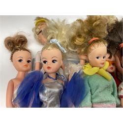 Sindy - ten 1980s 033055X dressed fashion dolls; together with a quantity of loose clothing, shoes and other accessories