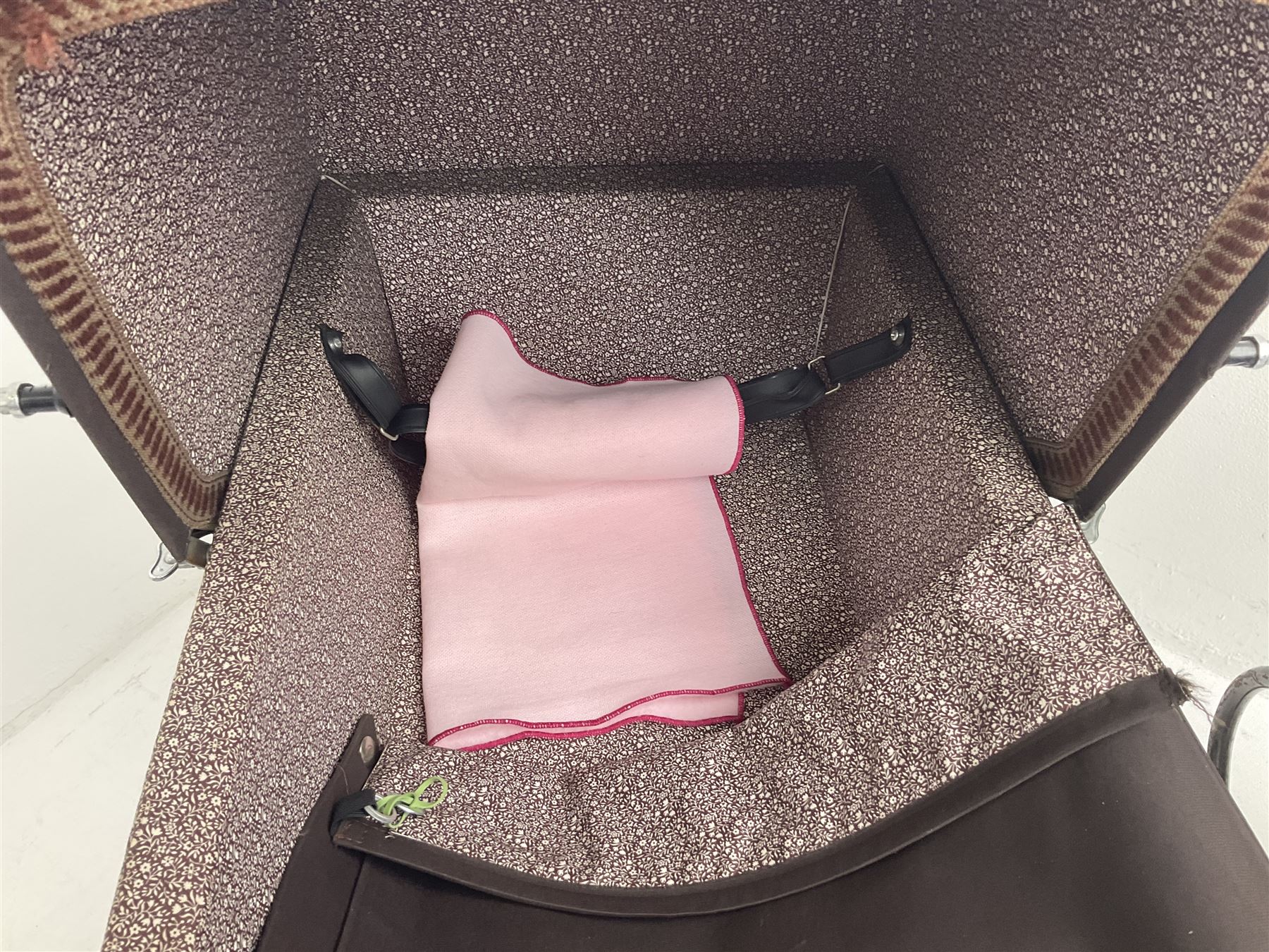 Pair of 1980s Silver Cross brown coach built dolls prams; each with folding canopy and apron, tubular framework with suspension, spoked wheels with brake and luggage rack and separate matching shopping bag L93cm