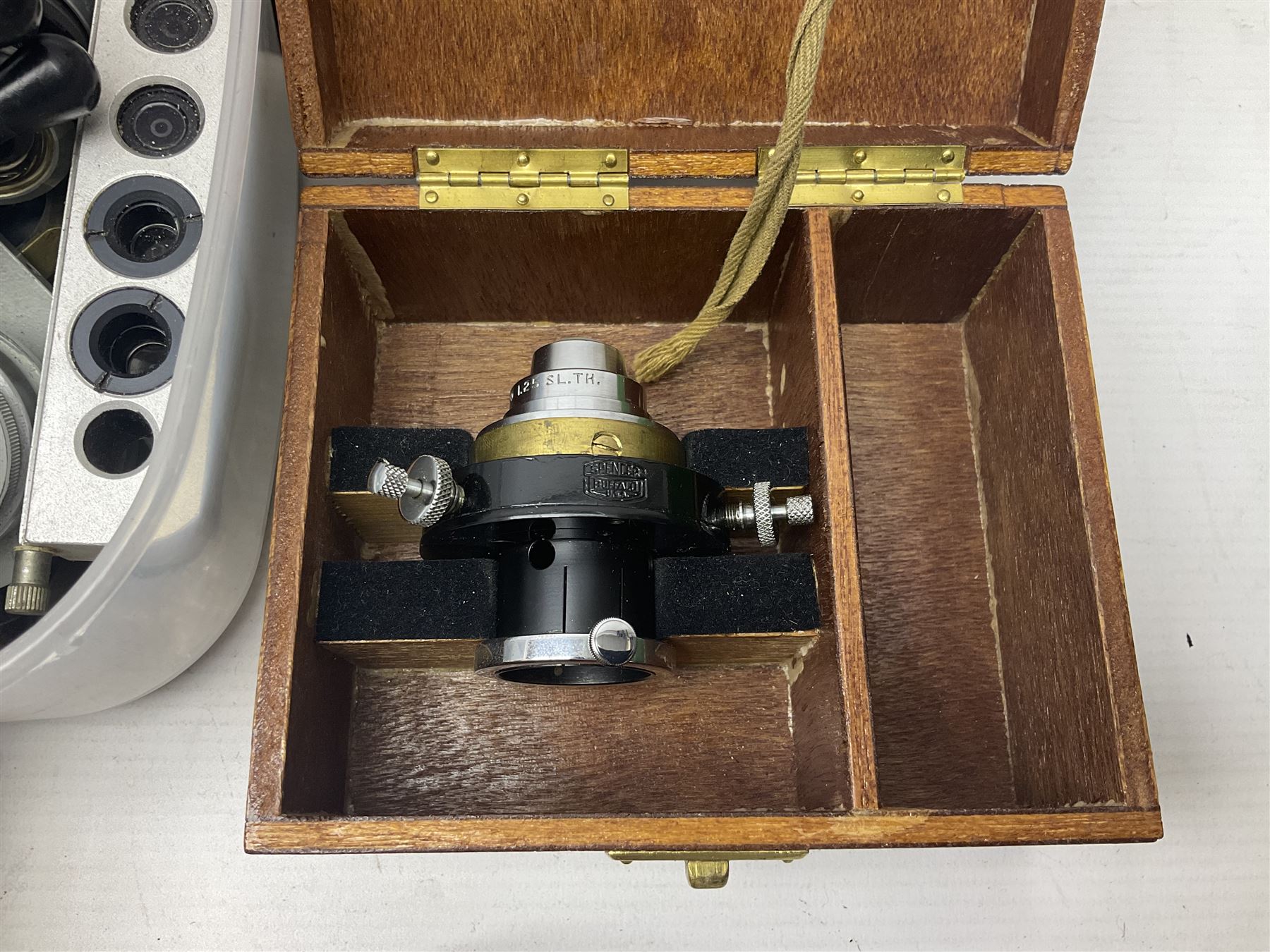 Large collection of microscope lenses, for various microscopes 