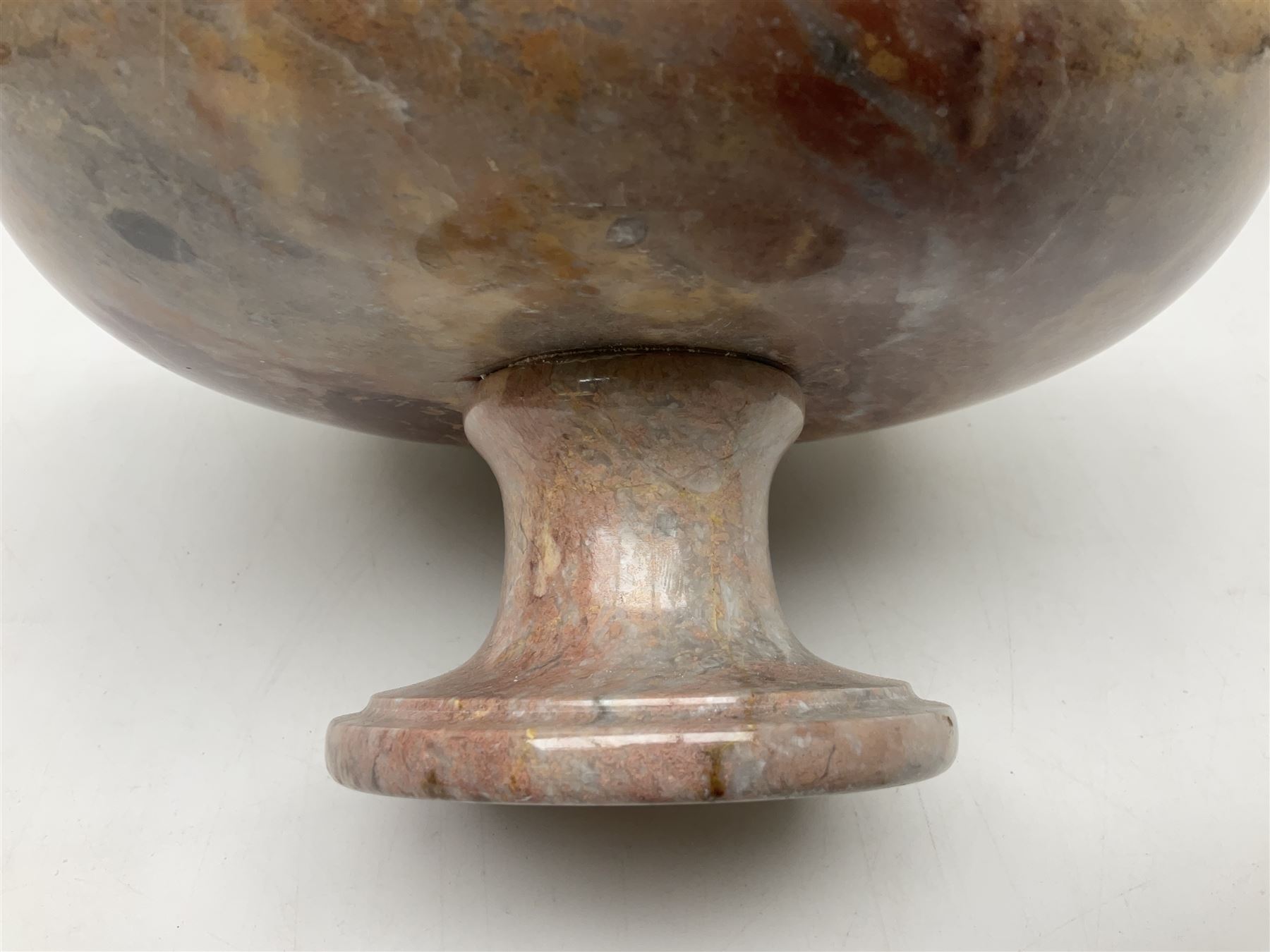 Pink veined marble bowl, of circular form, upon a spreading circular foot, D22cm, H12cm