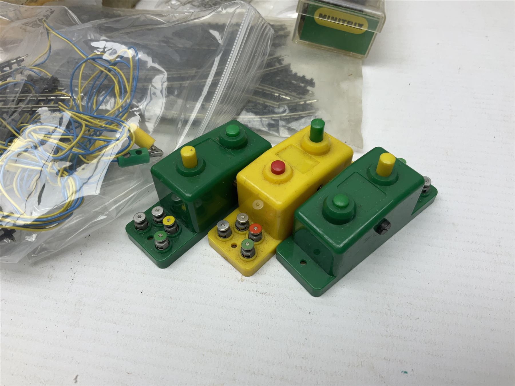 Marklin mini-club 'Z' gauge - quantity of predominantly boxed track including 8505 straights, 8530 curves, 8561 points, 8939 signals, 8591, 8507, 8510, 8564 etc; conductor wire sections with 8911 supports; short lengths, cross-overs, switches and other accessories