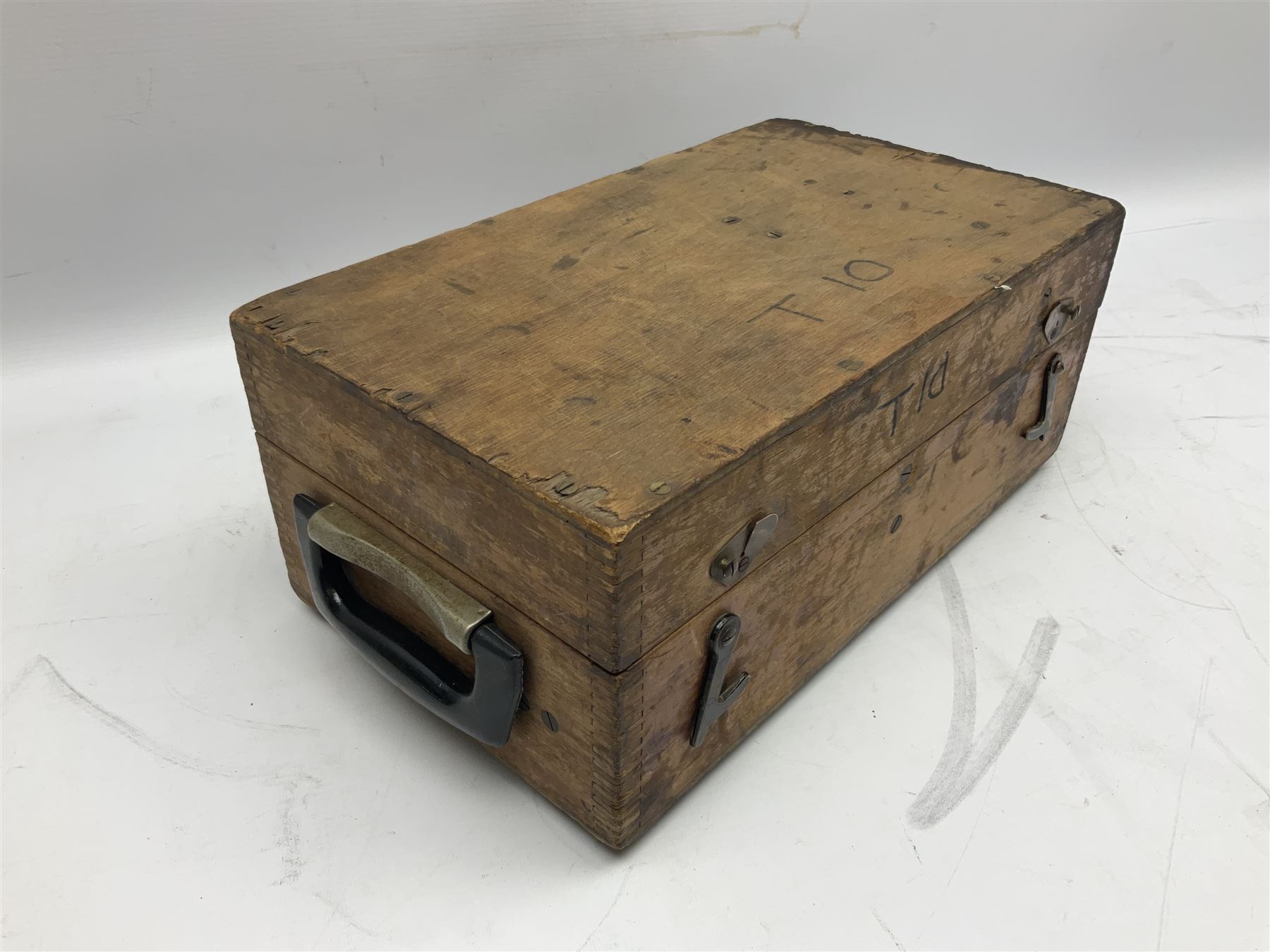 Vickers Instruments England Cooke V22 surveyor's theodolite, No.V.221387, with green enamelled body H32cm; in fitted wooden carrying box with retaining bar and repair label dated 3/8/77.