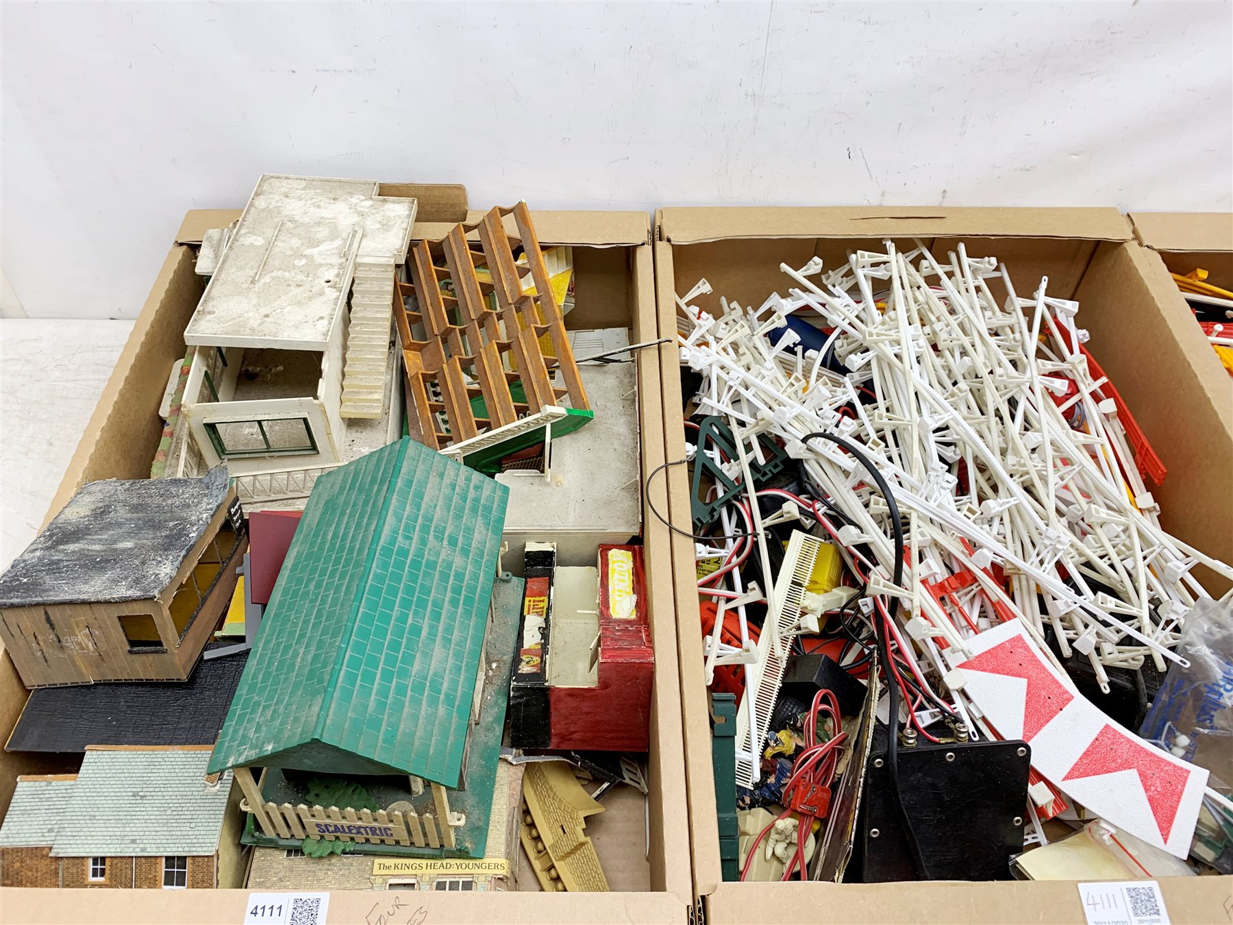 Scalextric large quantity of unboxed trackside accessories including