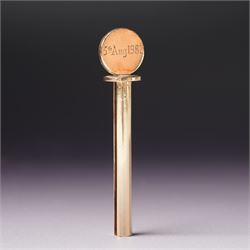 9ct gold ornamental key engraved with initials and date August 1982 L7cm