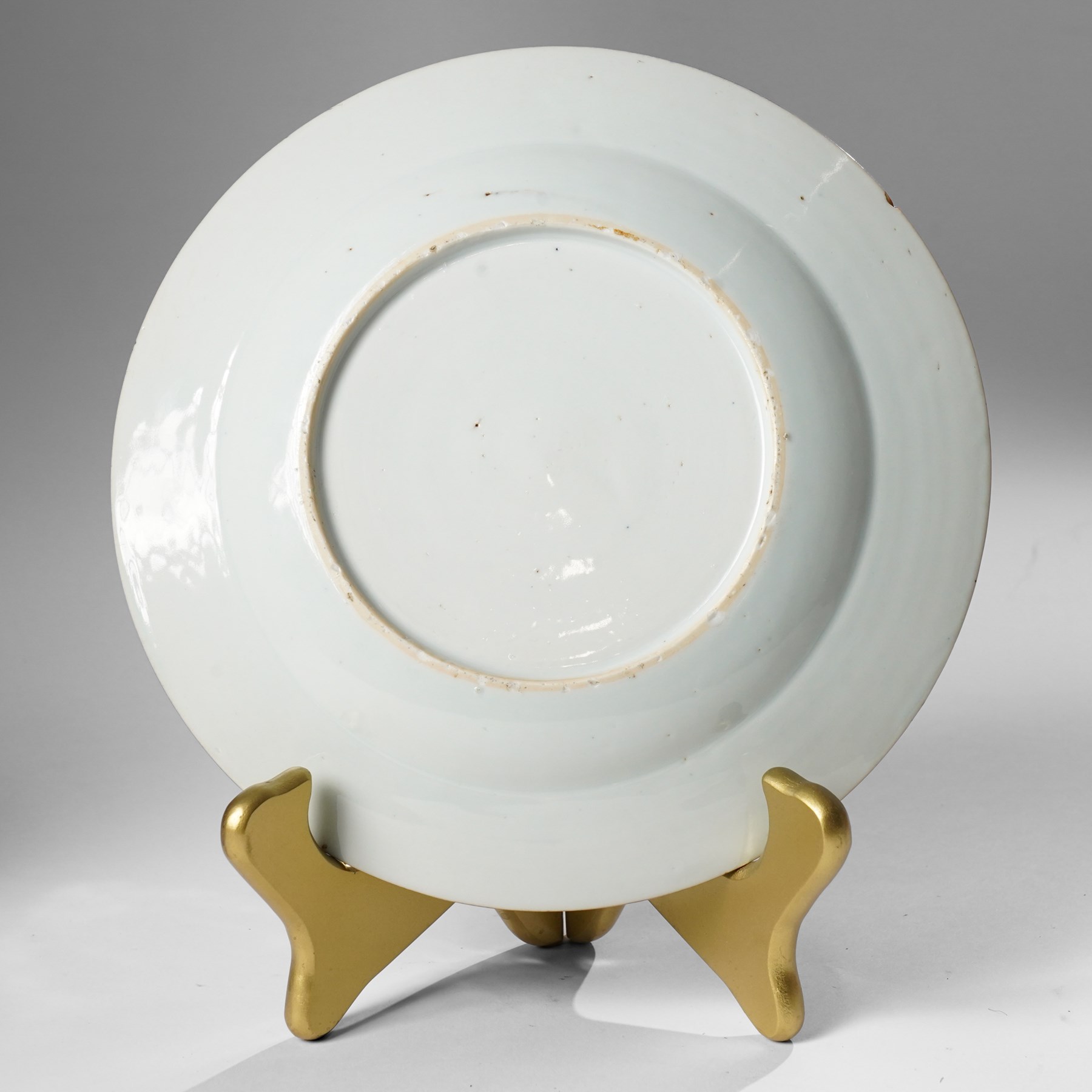 Pair of Chinese Kangxi period blue and white plates, painted in underglaze blue, decorated centrally with an unrolled handscroll revealing a shanshui landscape among foliage, D23cm (2)