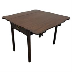 George III mahogany serpentine Pembroke table, the shaped drop-leaf top over single end drawer and shaped end rails, on square moulded supports
