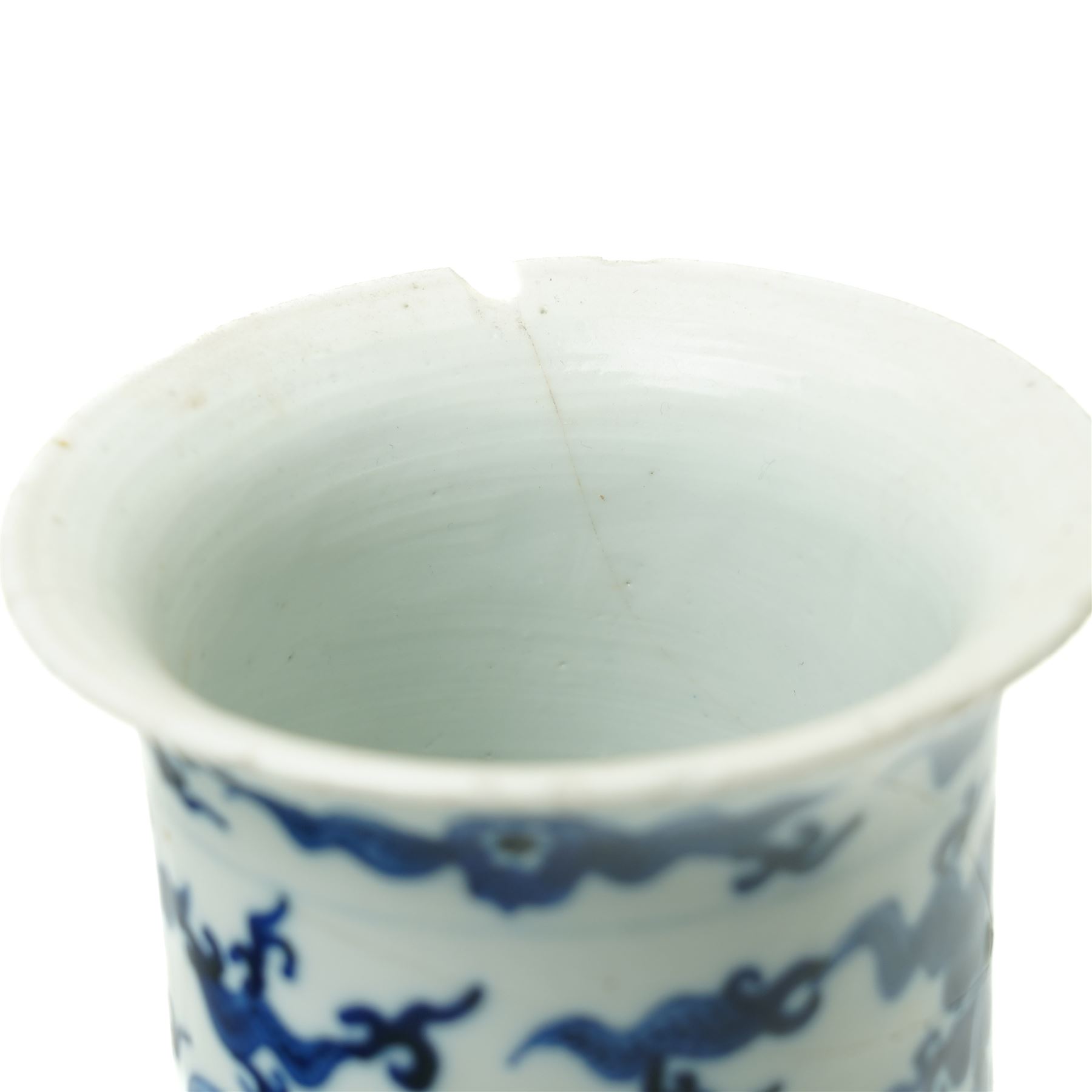 Chinese blue and white sleeve vase, finely painted with panels of warriors performing for an emperor, surrounded by bats, four character Kangxi mark to base, H20cm 