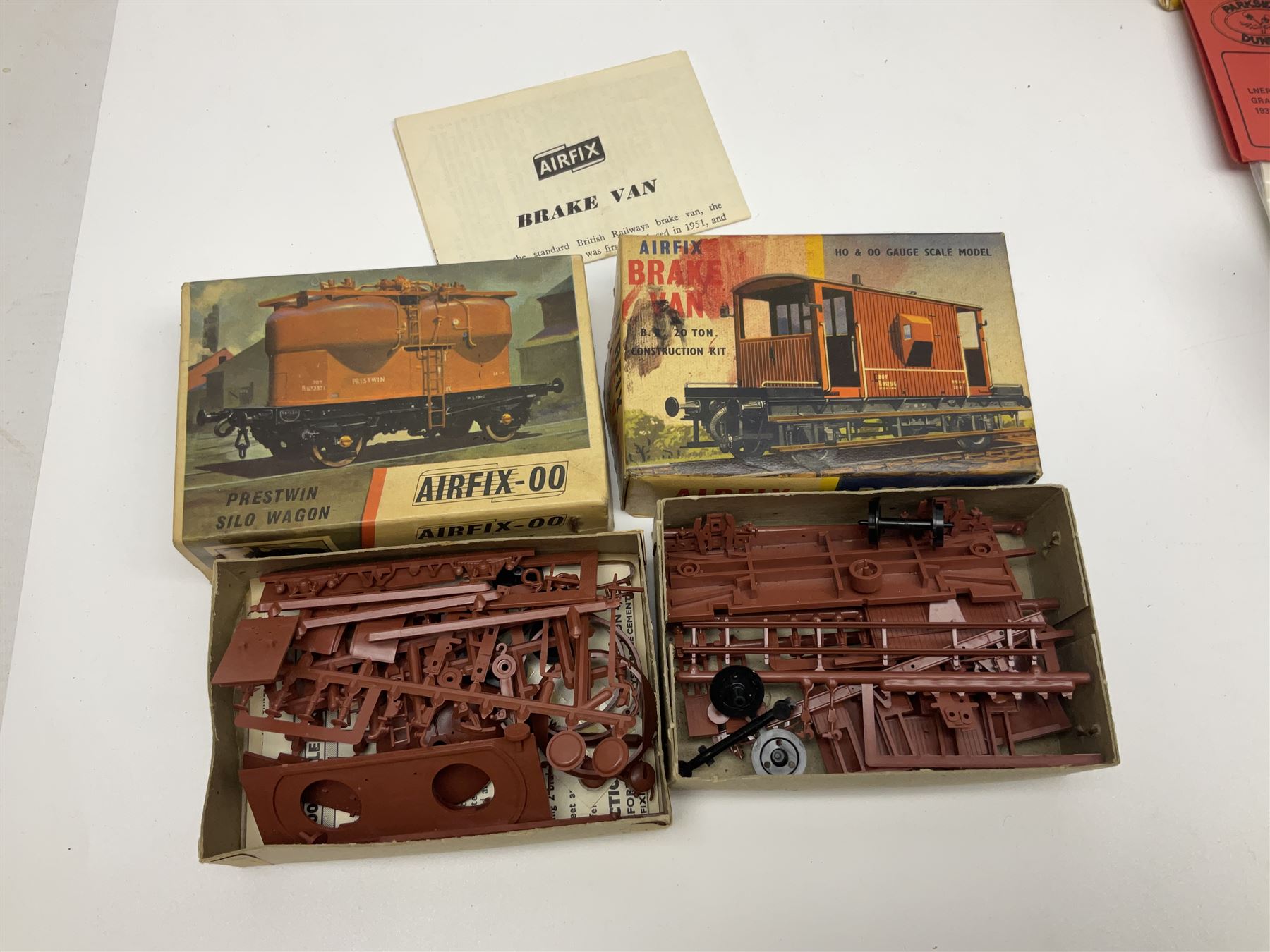 '00' gauge trackside accessories including Metcalfe kits for Platform, Goods Shed and Signal box, Superquick locomotive shed, Airfix kits for locomotive, wagons and buildings etc, Dapol Station Accessories and Turntable, six Parkside Dundas wagon kits, Hornby Footbridge etc; most boxed or packaged