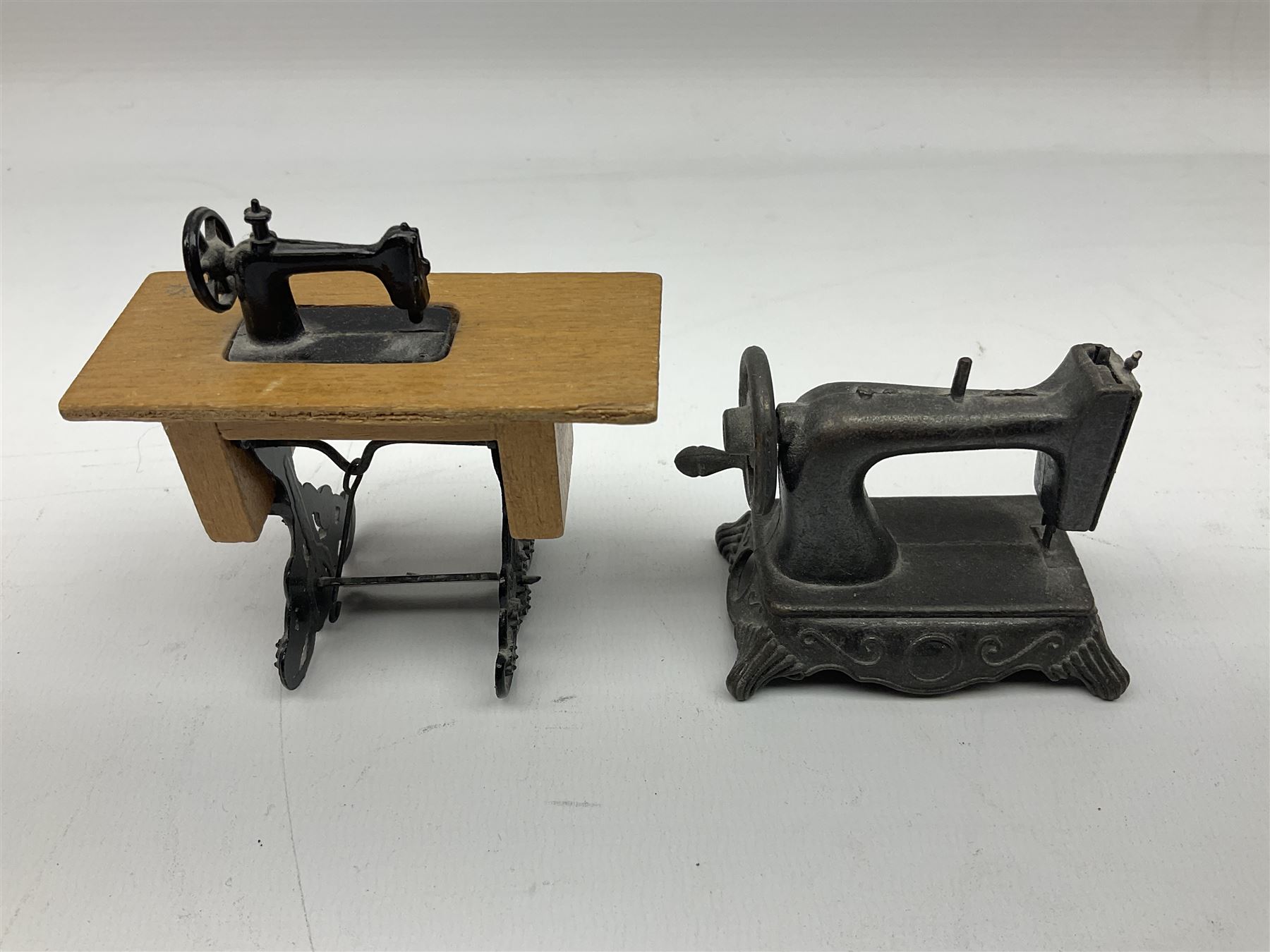 Singer mini sewing machine, together with Holly hobbie mini sewing machine and other sewing machine models, Singer H15cm