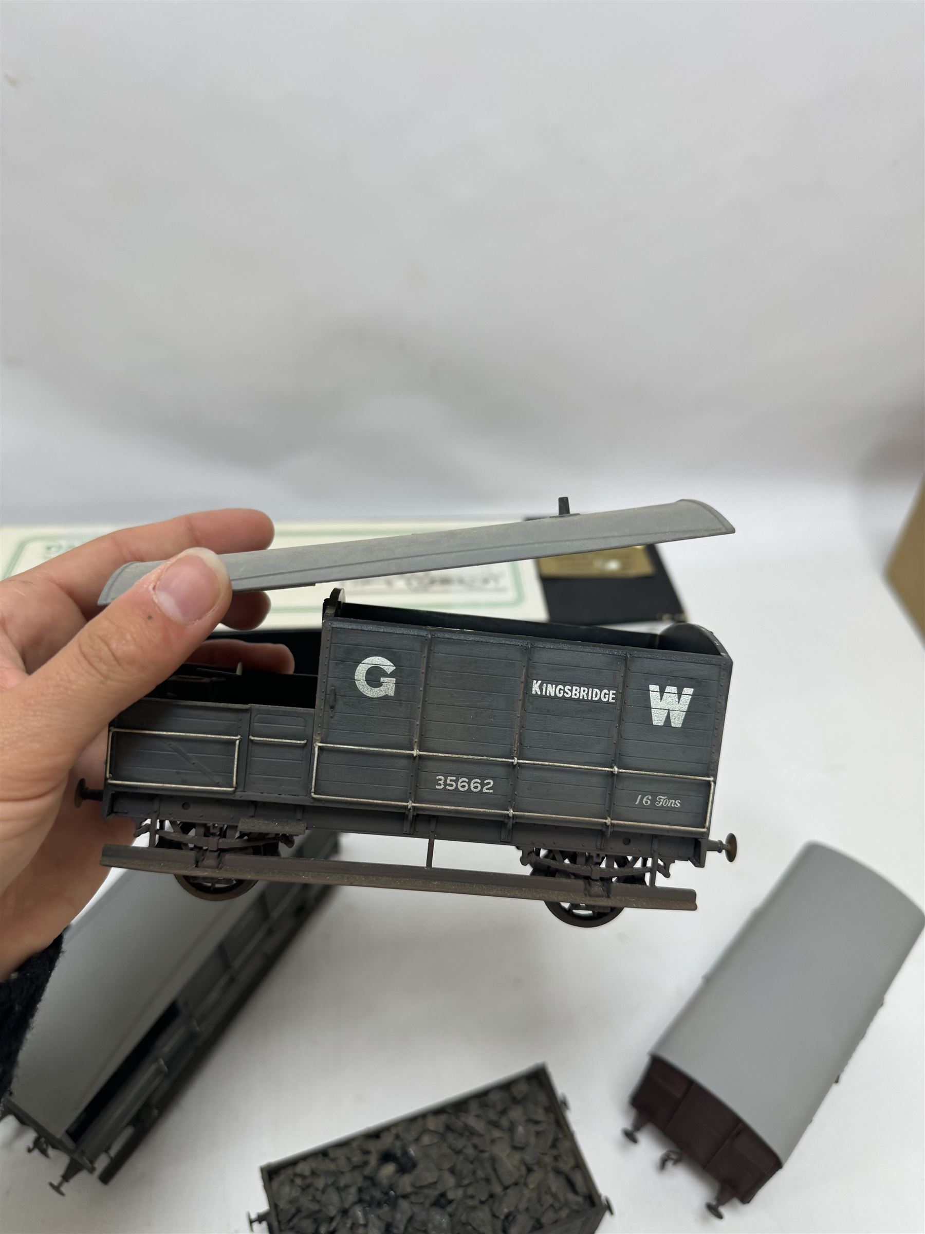 Thirteen kit built O gauge rolling stock models, including examples by Oakville Kits and Parkside Dundas, some boxed