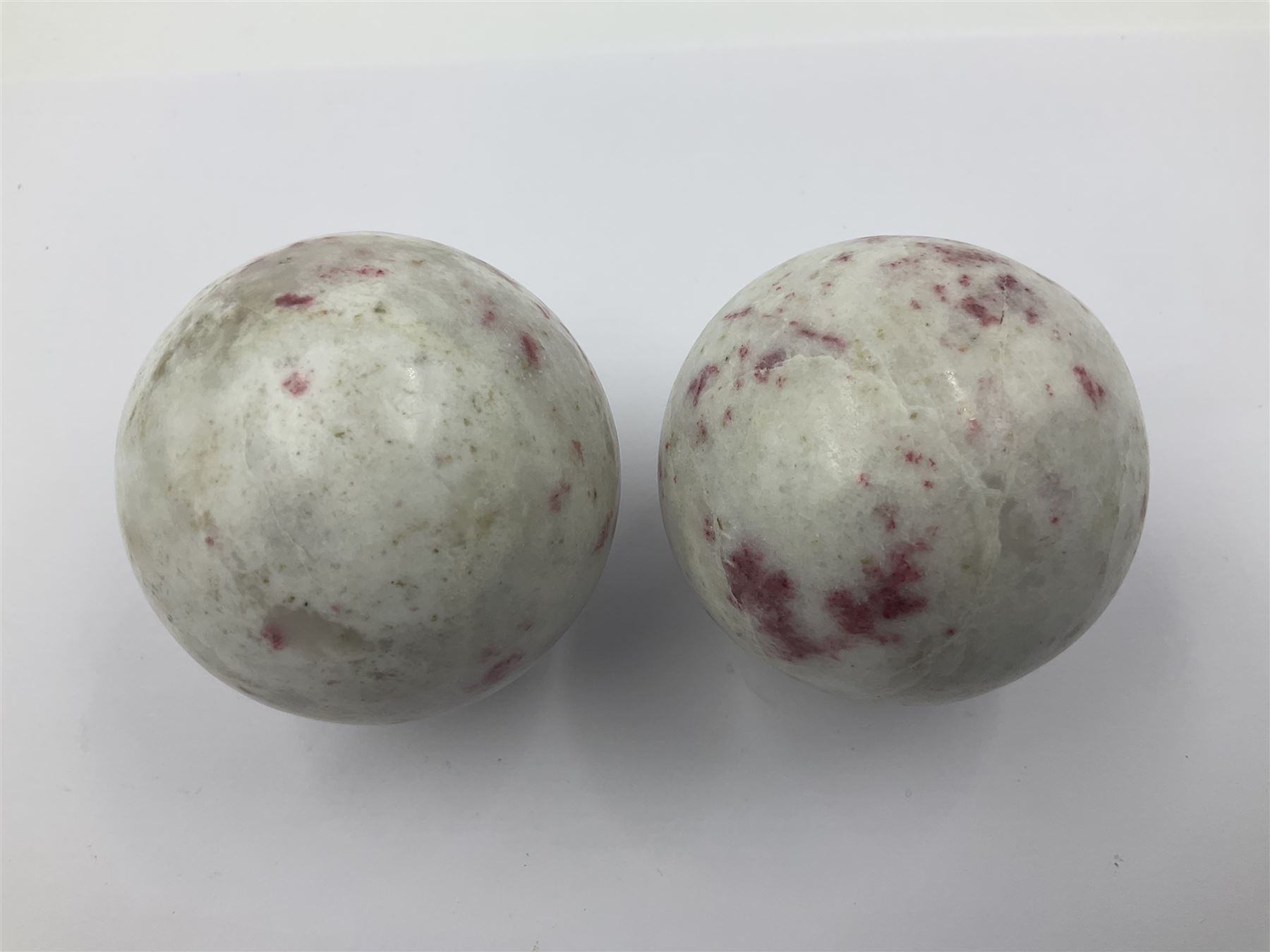 Pair of cinnabar spheres, upon gilt metal stands, H9cm D6cm 